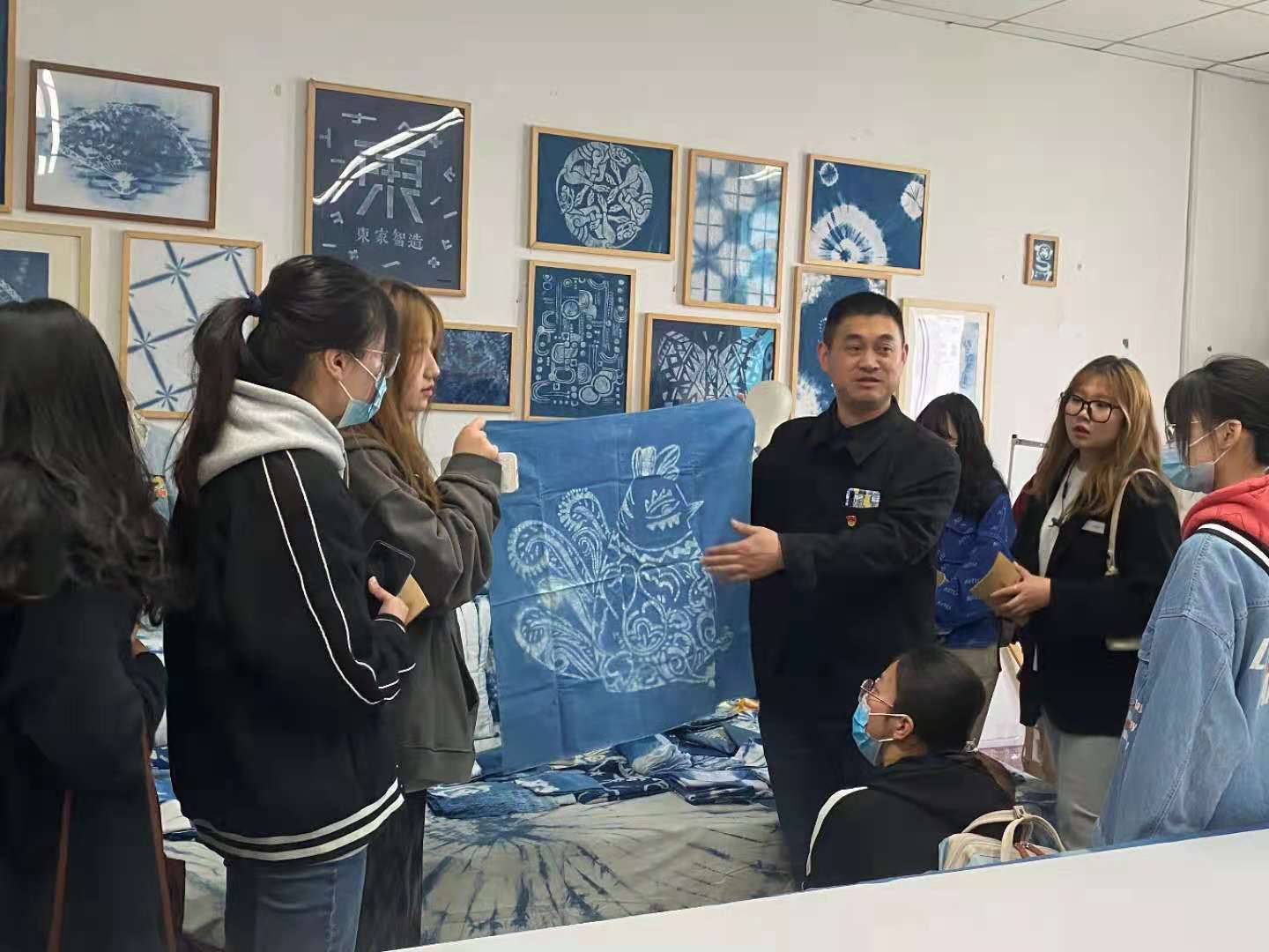 攜手并進，共繪藝設新篇——江蘇大學藝術(shù)學院師生赴藝術(shù)設計學院考察交流活動紀實