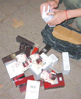 &ldquo;高檔化妝品&rdquo;低價賣 謊言戳破落荒而逃(圖) _新聞中心_中國江蘇網(wǎng)